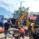 Strict action by the authority in Tugalpur: 25 illegal carts, stalls, and temporary shops removed from the main road. IMAGE CREDIT TO GNIDA