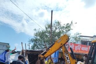 Strict action by the authority in Tugalpur: 25 illegal carts, stalls, and temporary shops removed from the main road. IMAGE CREDIT TO GNIDA