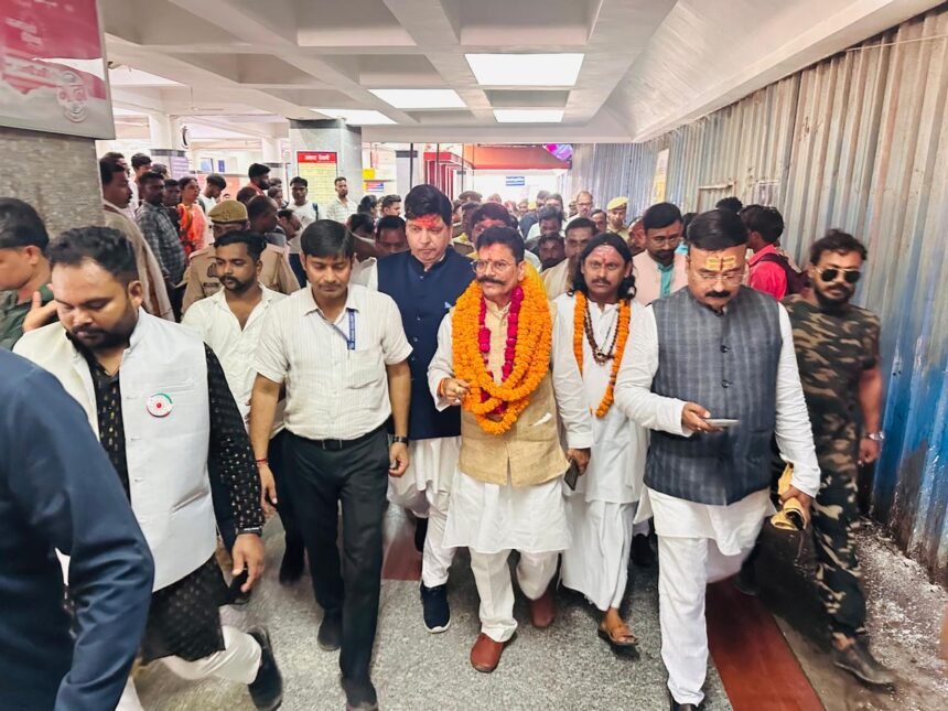 Technical glitches exposed at Varanasi railway station; Gopal Rai levels serious allegations over fake ticket scandal. IMAGE CREDIT TO Vishwa Hindu Raksha Parishad