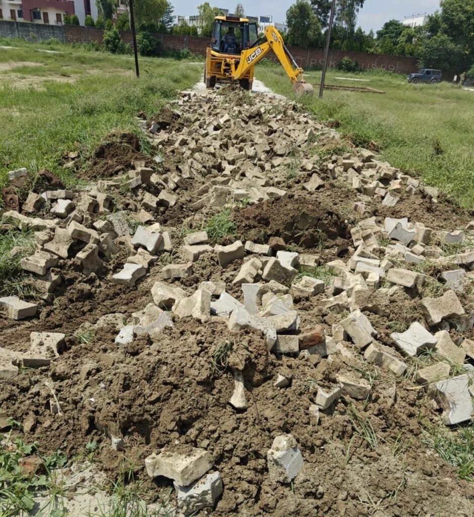 Ghaziabad में GDA की बड़ी कार्रवाई, हापुड़ तक हिली अवैध कालोनियों की नींव 2 WhatsApp Image 2025 08 19 at 7.27.23 PM