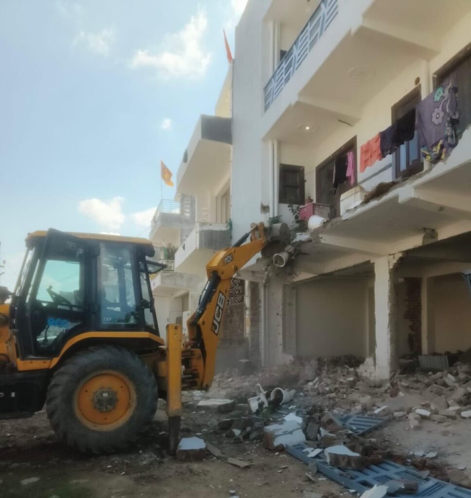 Ghaziabad में अवैध निर्माण और गैरकानूनी कारोबार पर प्राधिकरण की बड़ी कार्रवाई 2 WhatsApp Image 2025 08 20 at 7.25.34 PM