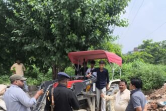 Greater Noida Authority Takes Strict Action: Two Tractor-Trolleys Caught Dumping Waste on Roads and Riverbanks, Imposes Fine of One Lakh IMAGE CREDIT TO GREATER NOIDA AUTHORITY