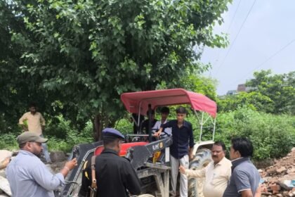 Greater Noida Authority Takes Strict Action: Two Tractor-Trolleys Caught Dumping Waste on Roads and Riverbanks, Imposes Fine of One Lakh IMAGE CREDIT TO GREATER NOIDA AUTHORITY