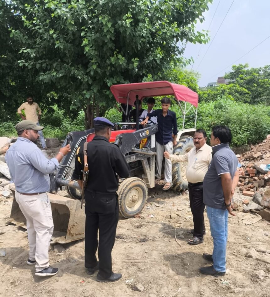 Greater Noida Authority Takes Strict Action: Two Tractor-Trolleys Caught Dumping Waste on Roads and Riverbanks, Imposes Fine of One Lakh IMAGE CREDIT TO GREATER NOIDA AUTHORITY