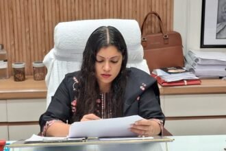 DM Medha Rupam penalizes negligence in complaint handling. Photo by Information Department