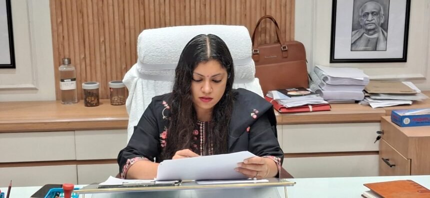 DM Medha Rupam penalizes negligence in complaint handling. Photo by Information Department