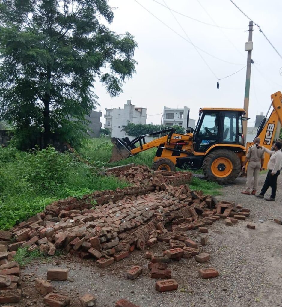 मटियाला क्षेत्र में 25 बीघा अवैध कॉलोनी ध्वस्त, जीडीए ने बाउंड्रीवाल और सड़कें की जमींदोज 2 WhatsApp Image 2025 08 25 at 7.41.59 PM