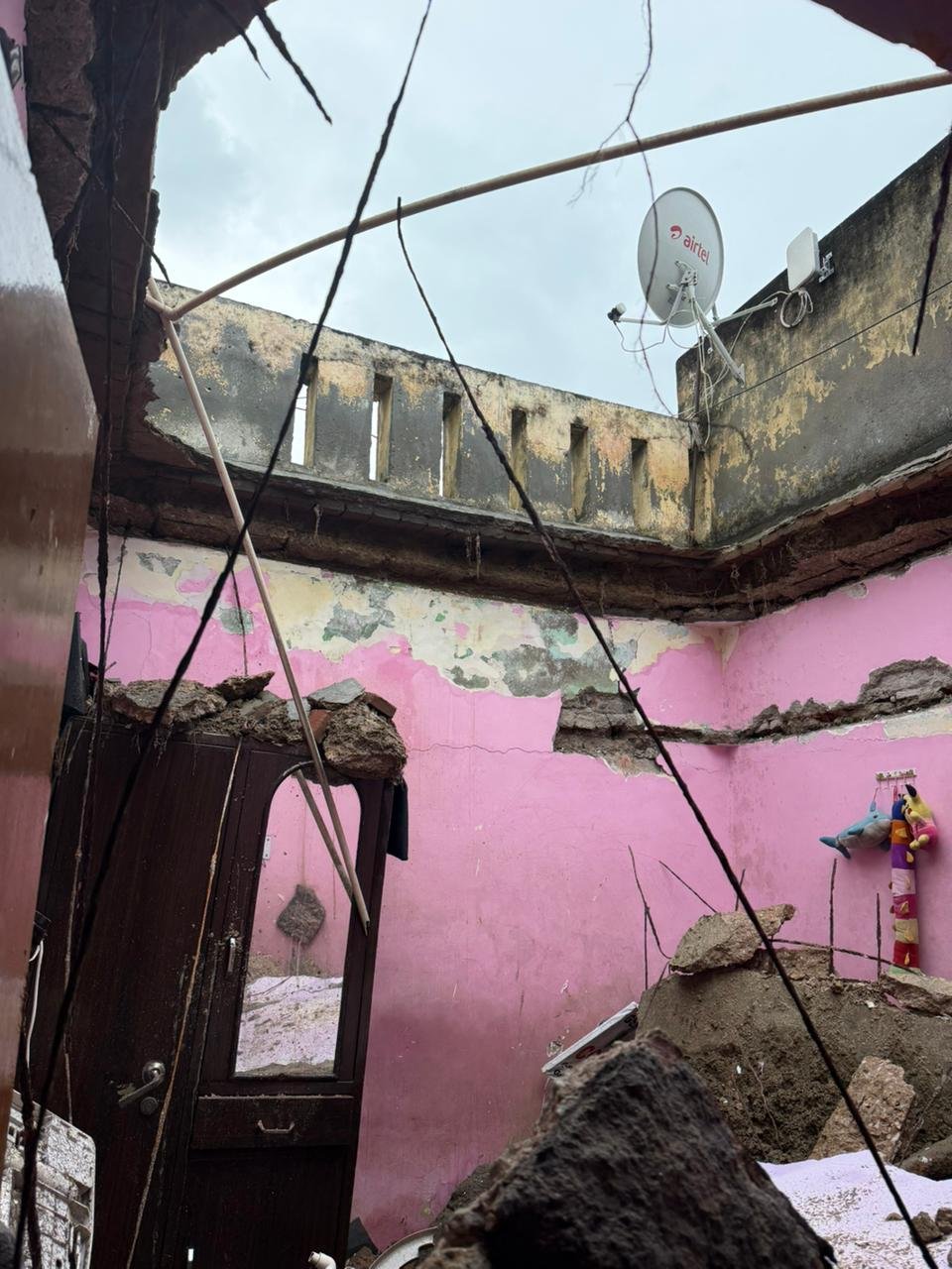 The roof of an old building collapsed in Noida Sector-31, narrowly avoiding a major accident IMAGE CREDIT TO REPORTER