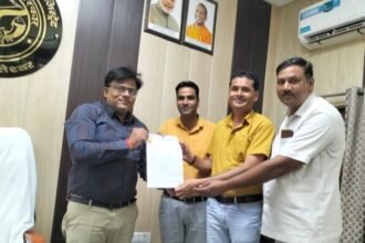 Teacher upset over irregularities in BLO duty submitted a memorandum to the Sub-Divisional Officer IMAGE CREDIT TO REPORTER