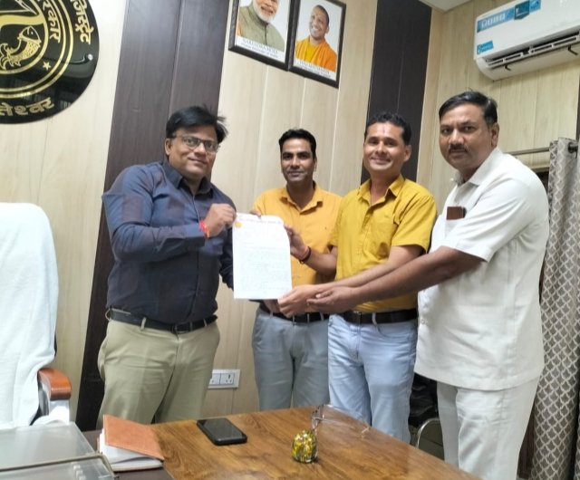 Teacher upset over irregularities in BLO duty submitted a memorandum to the Sub-Divisional Officer IMAGE CREDIT TO REPORTER