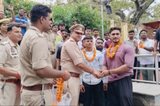 A boat accident in the Ganga was averted thanks to the bravery of the divers, who saved the lives of five devotees IMAGE CREDIT TO POLICE