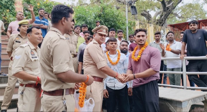 A boat accident in the Ganga was averted thanks to the bravery of the divers, who saved the lives of five devotees IMAGE CREDIT TO POLICE