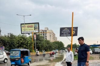Municipal Officials Continued Drainage Work Despite the Rain IMAGE CREDIT TO NAGAR NIGAM
