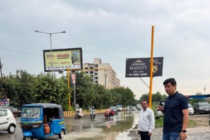 Municipal Officials Continued Drainage Work Despite the Rain IMAGE CREDIT TO NAGAR NIGAM
