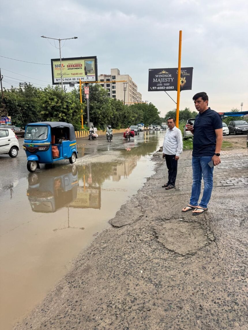Municipal Officials Continued Drainage Work Despite the Rain IMAGE CREDIT TO NAGAR NIGAM