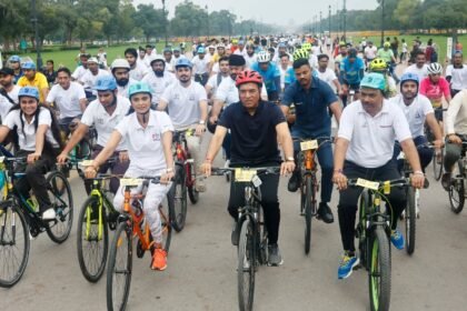 On National Sports Day, an 800 km Cycling Journey Successfully Concludes, Echoing the Message of Fit India IMAGE CREDIT TO PIB