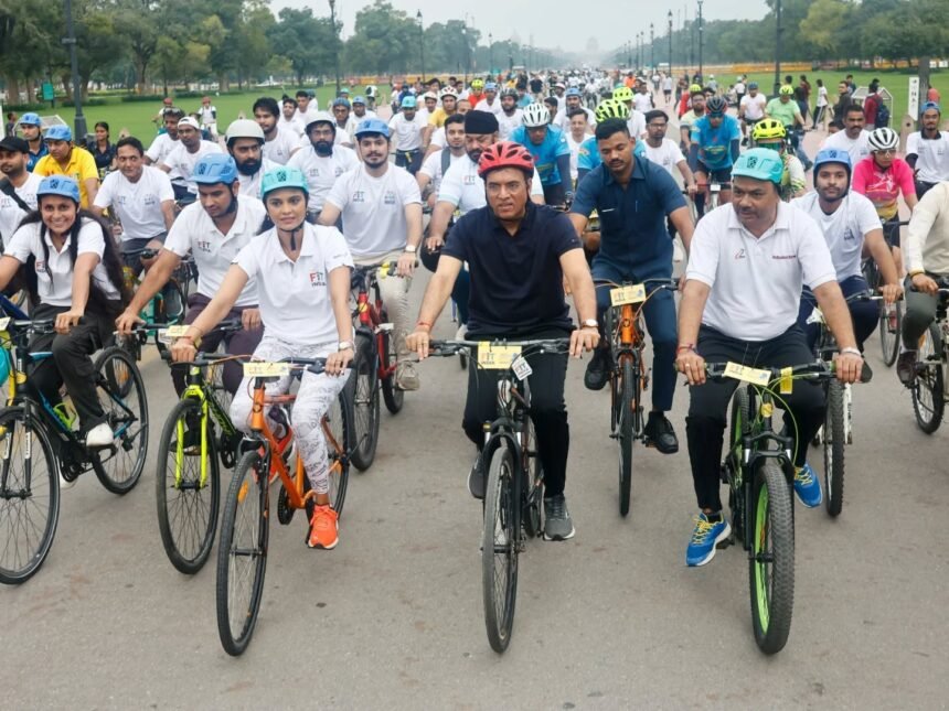 On National Sports Day, an 800 km Cycling Journey Successfully Concludes, Echoing the Message of Fit India IMAGE CREDIT TO PIB