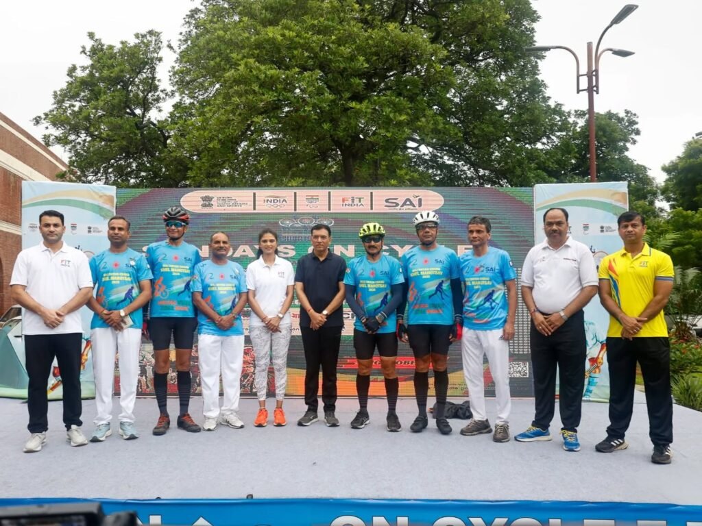 राष्ट्रीय खेल दिवस पर 800 किमी साइकिल यात्रा का पराक्रमपूर्ण समापन, फिट इंडिया का संदेश गूंजा 2 WhatsApp Image 2025 08 31 at 7.40.33 PM
