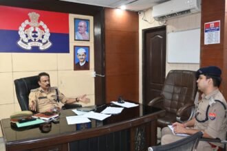 Additional Commissioner Alok Priyadarshi conducted a surprise inspection of Link Road and Indirapuram police station; a complainant dialogue day will be held at each police station on Wednesday IMAGE CREDIT TO POLICE