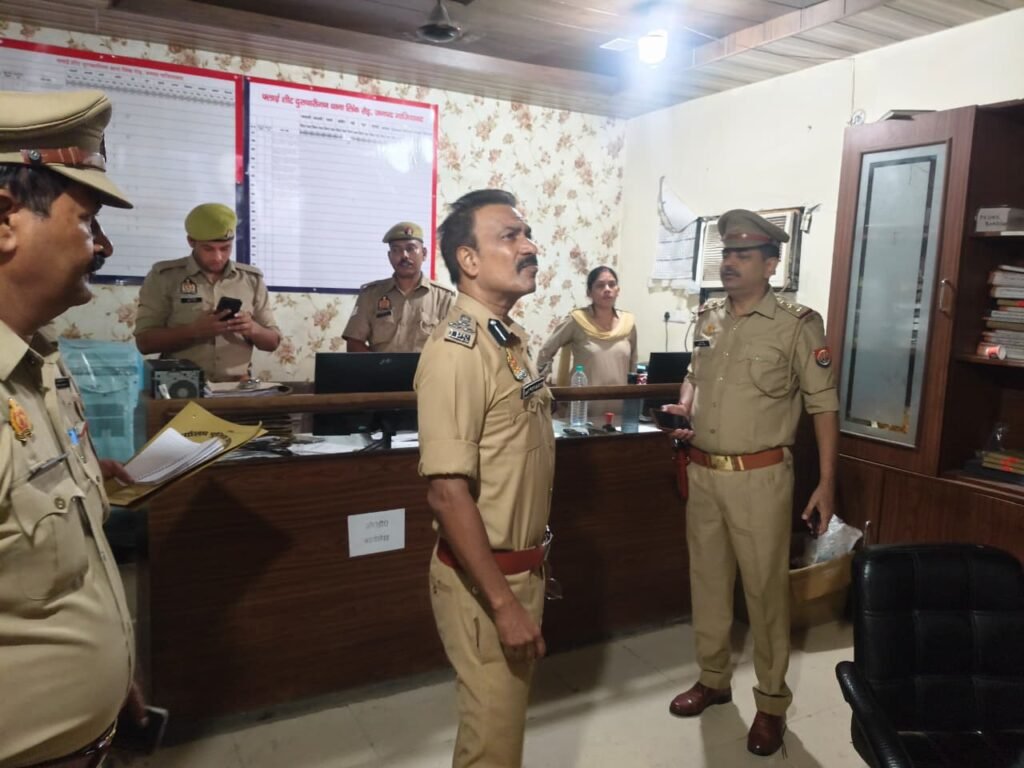 एडिशनल कमिश्नर आलोक प्रियदर्शी ने लिंकरोड और थाना इंदिरापुरम का किया औचक निरीक्षण, बुधवार को प्रत्येक थानों पर होगा वादी संवाद दिवस 2 WhatsApp Image 2025 09 01 at 8.01.01 PM