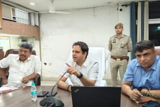 After resolving the issue, feedback was taken from the complainant: Municipal Commissioner IMAGE CREDIT TO NAGAR NIGAM