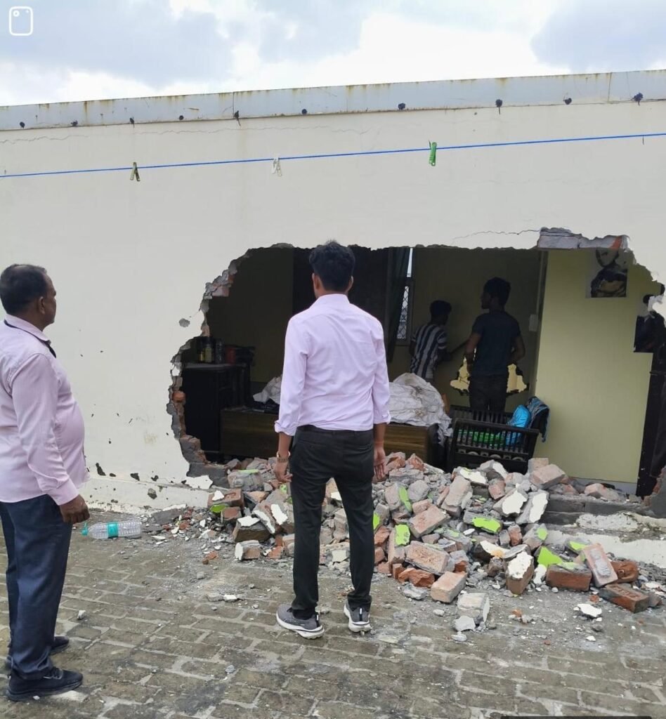 वैशाली में अवैध निर्माणों पर चला प्राधिकरण का बुलडोज़र, गोशाला हटाकर भूमि कराई मुक्त लोगों ने कहा सही कदम 2 WhatsApp Image 2025 09 04 at 8.10.41 PM
