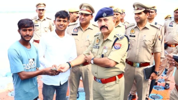 Boatmen Who Saved Lives in the Ganga Honored by Police Captain, Their Bravery Recognized IMAGE CREDIT TO POLICE