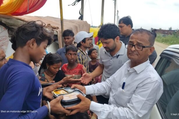 Ghaziabad administration arranging relief for flood victims, medical department also sets up camps IMAGE CREDIT TO INFORMATION DEPARTMENT