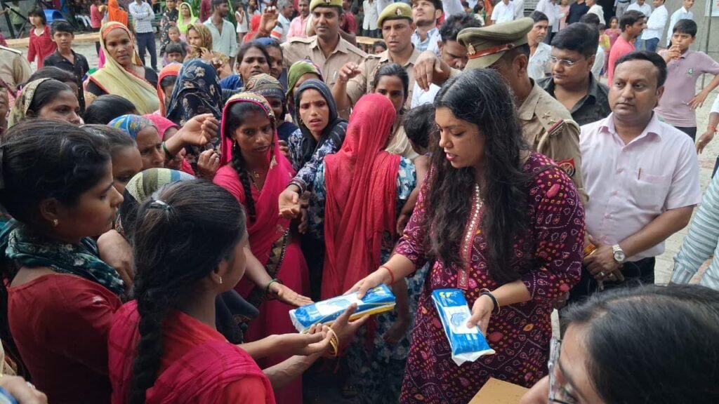 बढ़ते यमुना जलस्तर पर जिलाधिकारी मेधा रूपम की सख्त निगरानी, प्रभावित परिवारों के लिए हरसंभव राहत का भरोसा 2 WhatsApp Image 2025 09 07 at 7.01.36 PM