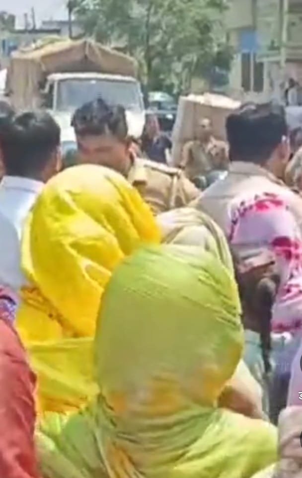 Women protest due to waterlogging: Blockade on Dev Nandini Flyover, roads stuck in traffic jam for hours IMAGE CREDIT TO REPORTER