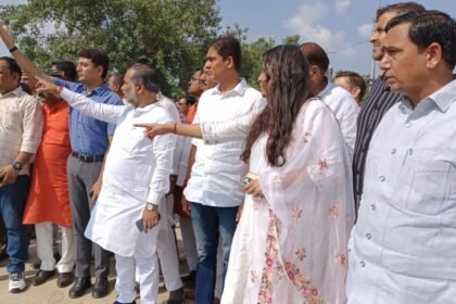 In-charge Minister Brajesh Singh inquired about flood-affected people IMAGE CREDIT TO INFORMATION DEPARTMENT