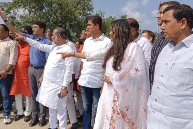 In-charge Minister Brajesh Singh inquired about flood-affected people IMAGE CREDIT TO INFORMATION DEPARTMENT