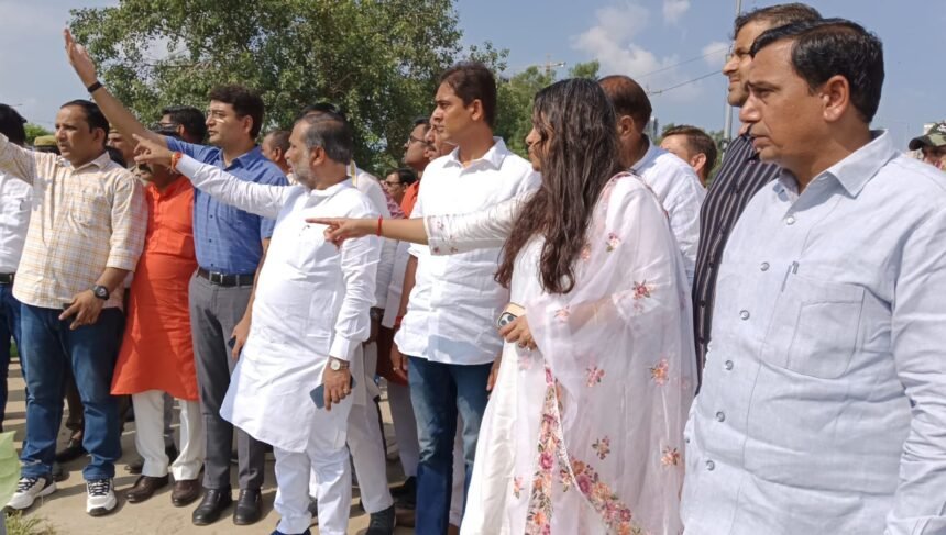 In-charge Minister Brajesh Singh inquired about flood-affected people IMAGE CREDIT TO INFORMATION DEPARTMENT