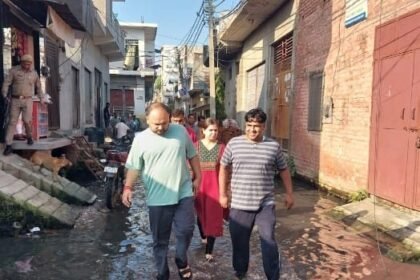 DM and SDM reached amidst dirty water in Hapur, assessed residents' problems, and gave instructions for immediate resolution IMAGE CREDIT TO INFORMATION DEPARTMENT