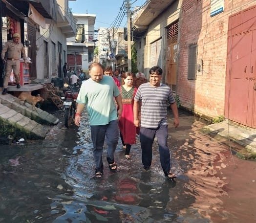 DM and SDM reached amidst dirty water in Hapur, assessed residents' problems, and gave instructions for immediate resolution IMAGE CREDIT TO INFORMATION DEPARTMENT