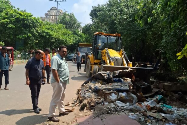 Bulldozer Operation by Municipal Corporation in Indirapuram IMAGE CREDIT TO NAGAR NIGAM
