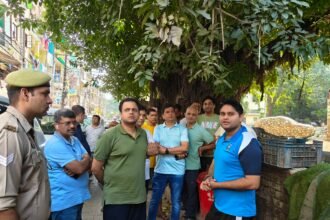 To resolve public issues, the Municipal Commissioner held a session in parks; people gave their feedback IMAGE CREDIT TO NAGAR NIGAM