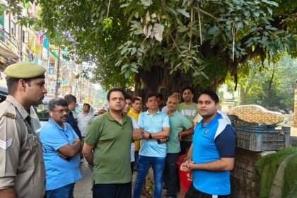 To resolve public issues, the Municipal Commissioner held a session in parks; people gave their feedback IMAGE CREDIT TO NAGAR NIGAM