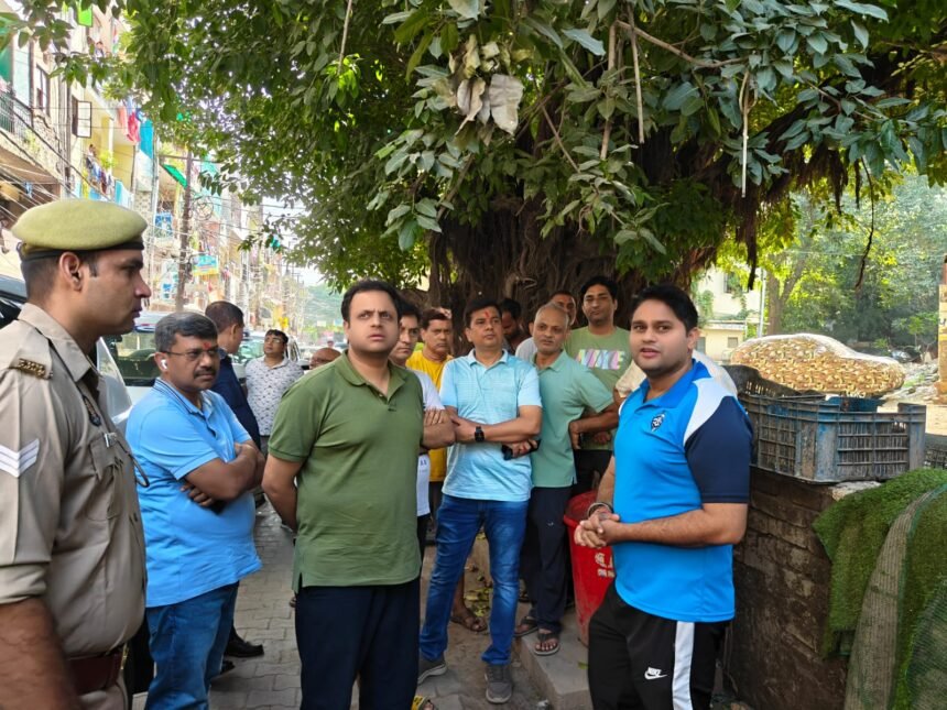 To resolve public issues, the Municipal Commissioner held a session in parks; people gave their feedback IMAGE CREDIT TO NAGAR NIGAM
