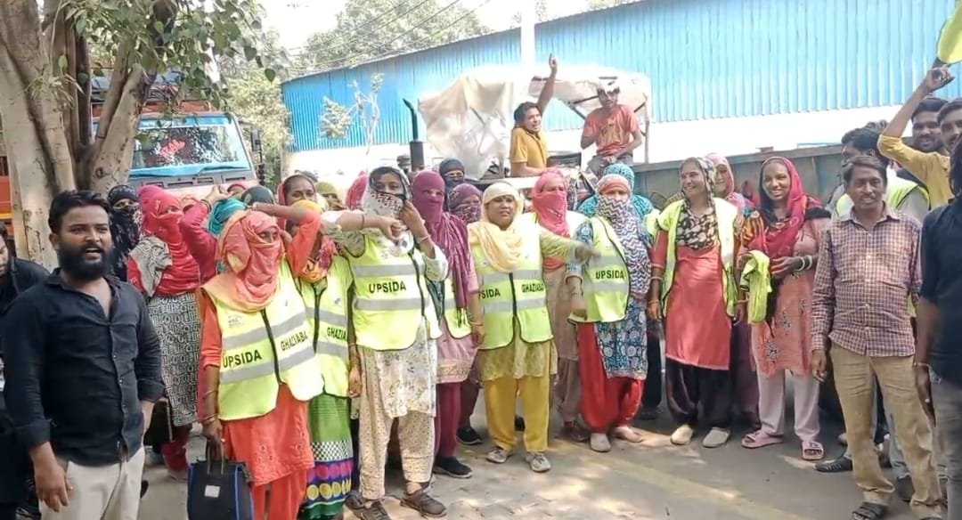 UP CIDCO Sanitation Workers Protest Over Non-Payment of Salaries IMAGE CREDIT TO REPORTER