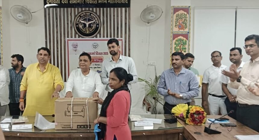 Vishwakarma Day: MP Atul Garg Leads Program, Photo by Information Department