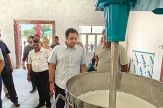 Ghaziabad Municipal Corporation is manufacturing natural paint; the Municipal Commissioner inspected the under-construction plant IMAGE CREDIT TO NAGAR NIGAM
