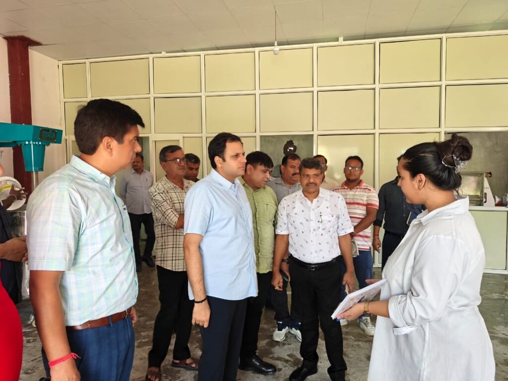 प्राकृतिक पेंट का निर्माण कर रहा गाजियाबाद नगर निगम, निर्माणाधीन प्लांट का नगर आयुक्त ने किया निरिक्षण 2 WhatsApp Image 2025 09 22 at 7.50.36 PM