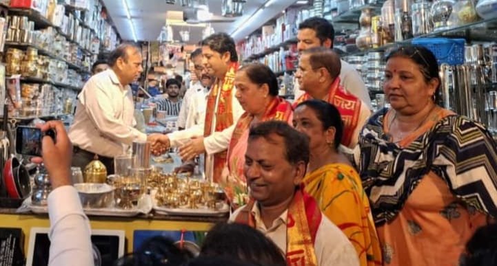 GST Savings Festival in Bijnor: Under the leadership of MP Chandan Chauhan, BJP workers increased outreach to traders IMAGE CREDIT TO REPORTERS