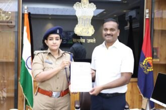 The brave female police team was honored by the Police Commissioner IMAGE CREDIT TO POLICE