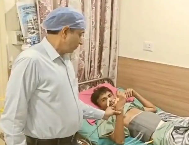 Rare operation at Devnandi Hospital in Hapur: 2 pens, 19 toothbrushes, and 29 spoons removed from an addict's stomach IMAGE CREDIT TO HOSPITAL