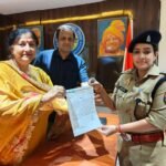 Brave women police officers who nabbed a criminal in an encounter were honored with commendation certificates by the Mayor and Municipal Commissioner IMAGE CREDIT TO NAGAR NIGAM