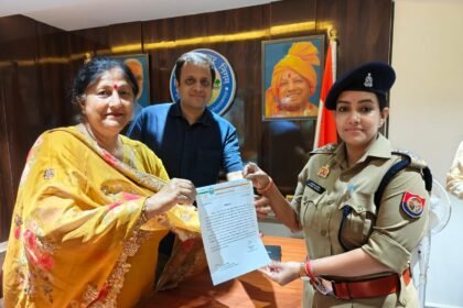 Brave women police officers who nabbed a criminal in an encounter were honored with commendation certificates by the Mayor and Municipal Commissioner IMAGE CREDIT TO NAGAR NIGAM