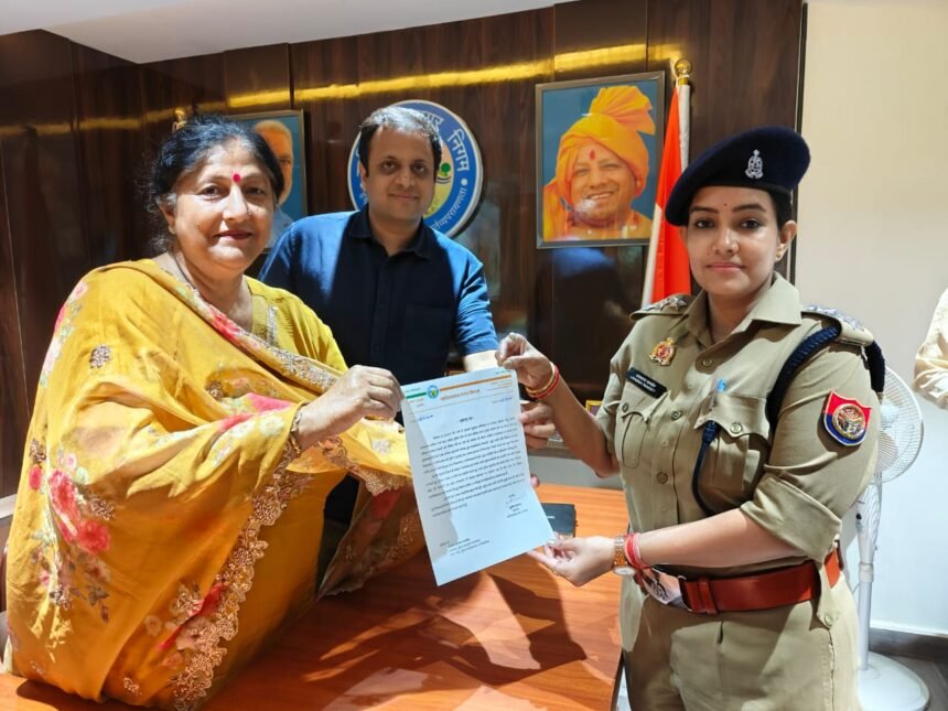 Brave women police officers who nabbed a criminal in an encounter were honored with commendation certificates by the Mayor and Municipal Commissioner IMAGE CREDIT TO NAGAR NIGAM
