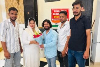 Salman Pahalwan attended the blood donation camp, where former chairperson Reena Bhati welcomed him with a bouquet IMAGE CREDIT TO NAGAR PALIKA